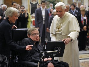 Pope Benedict XVI (R) greets British professor Stephen Hawking during a meeting of science academics at the Vatican October 31, 2008. REUTERS/Osservatore Romano (VATICAN)